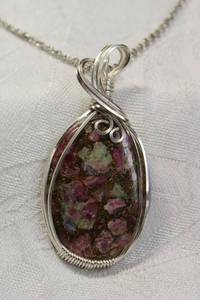 lot 24 image: Sterling Silver Stitchtite or Eudialyte artisan crafted wire pendant (unmarked) with non sterling 24L necklace.