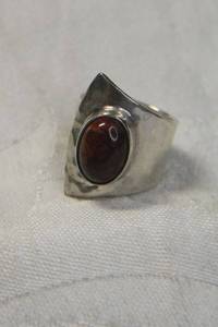 lot 31 image: Signed QVC Dominique (Mintz) Dinouart (Taxco Mexican Silversmith, Vermont, 1984 - ) Modernist Agate cabochon ring. Size 9. Marked DDD 925