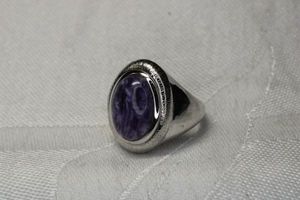 lot 33 image: Sterling Silver Charoite cabochon ring. Marked 925 ED Size 7.5