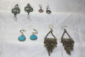 lot 162 image: (4) Earring selection. Includes chandelier and lever back , ear wire