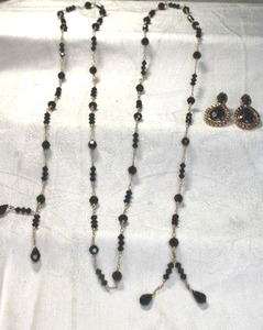 lot 165 image: Faceted black glass lariat style necklace 45L with complementing post earrings.