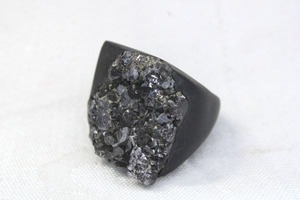 lot 175 image: Iron Ore specimen molded ring. Size 6