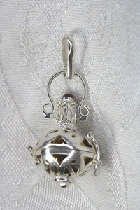 lot 177 image: Sterling Silver hinged pendant. Marked 925. 1.5L