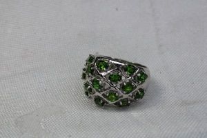 lot 131 image: Sterling Silver ring with prong set Chrome Diopside gemstones. Marked 925. Size 7. Matches Lot 130
