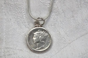lot 144 image: Sterling Silver snake 20L necklace with sterling framed 1945 Mercury dime silver coin pendant. Marked 925 on lobster clasp. Dime is 90% silver.