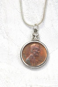 lot 145 image: Sterling Silver snake 24L necklace with framed 1962 Lincoln Penny coin pendant. Marked 925 on lobster clasp.