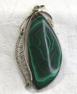 lot 159 image: Sterling Silver and Malachite pendant with wire work foliage and leaf. Unmarked. 3L