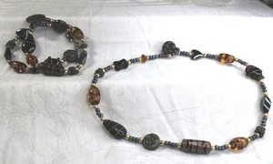 lot 195 image: Venetian style art glass necklace and matching bracelet set.