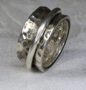 lot 198 image: Signed QVC Dominique (Mintz) Dinouart (Taxco Mexican Silversmith, Vermont, 1984 - ) Modernist spinner ring. Size 8. Marked DDD 925
