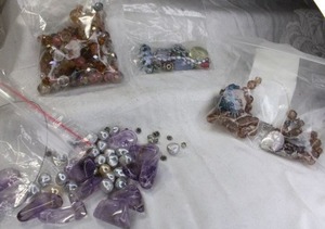 lot 237 image: Assorted gemstone beads. Includes Amethyst, freshwater Pearl, faceted Agate and more.