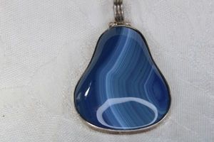 lot 241 image: 950 Silver large pear shape Blue Lace Agate pendant with large hinged bale. Marked 950 on reverse.