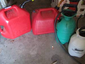 lot 62 image: 5 gallon gas cans qty 2- yard sprayers qty 2