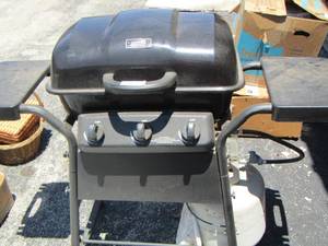 lot 3 image: Expert Grill with propane tank (used)