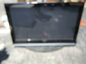 lot 4 image: 42 Samsung TV, works but no remote