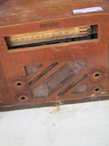 lot 90 image: Phico wooden vintage radio needs repairs