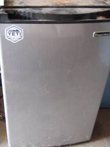 lot 8 image: Magic Chef mini fridge , needs cleaned
