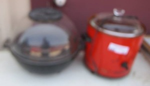 lot 102 image: Popcorn maker with plug- Rival slow cooker