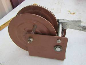 lot 127 image: Crank Model dl 1602 capacity 1800 lbs.