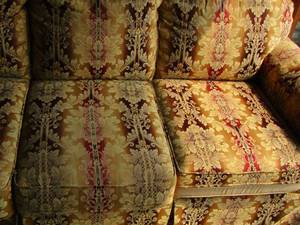 lot 135 image: FLORAL  COUCH  full size