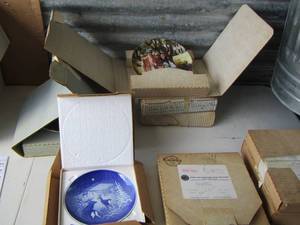 lot 151 image: COLLECTOR PLATES qty 8 -  jul I skoven Christmas in the woods 1980, the proposal by Howard rogers 1988, gone with the wind by Raymond kursar 1981 and more