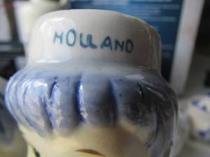 lot 36 image: Vintage blue pottery figurines