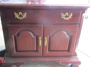 lot 39 image: NIGHT STAND 1 drawer 2 door  252816