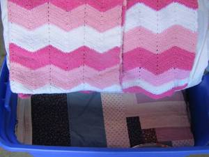 lot 164 image: blue tote of quilts