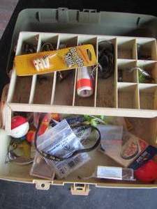 lot 186 image: mini tackle box, with various types of lures