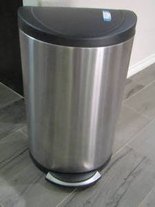 lot 40 image: kitchen trash can