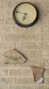 lot 58 image: Acurite wall clock, Bird ( ROADRUNNER  & HUMMIMGBIRD)  hand painted STONE  qty 2