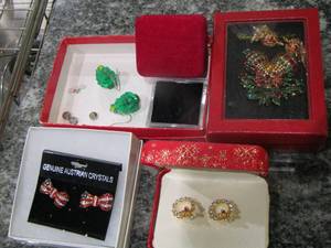 lot 227 image: Christmas earrings- Christmas shirt pin