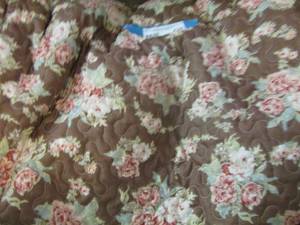 lot 234 image: queen size comforter