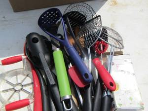 lot 34 image: large lot of kitchen utensils