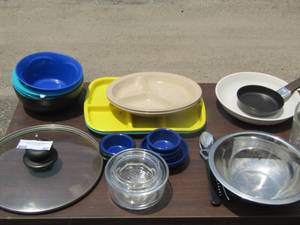 lot 62 image: plastic eating trays , bowls, sauce bowls, fruit bowl and more