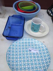lot 73 image: 4 turquoise dinner plates, bread pan, plastic mixing bowls