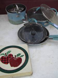 lot 79 image: apple design stove burner covers, Rachel ray pans needs cleaned