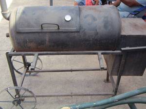 lot 5 image: BAR B QUE SMOKER  on 2 wheels used in good condition