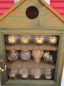 lot 137 image: spice rack with chicken wire door with seasoning bottles