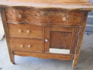 lot 10 image: Vintage 3 drawer table  mini buffet  29x32x18