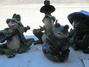 lot 12 image: qty 4 yard dcor frogs 1 has bobble hat