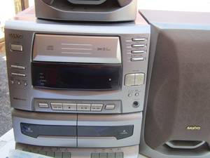 lot 160 image: SANYO audio speakers and surround system