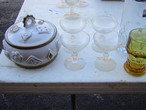 lot 168 image: handled beer mug, 4 small wine glasses- brown glass cup, covered decorative dish