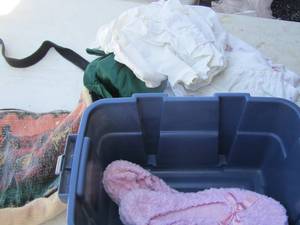lot 202 image: cloth pieces - size 8 pink womens house shoes and purse