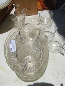 lot 226 image: cup saucer plates, 6 plates- 7 cups
