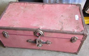 lot 18 image: pink metal trunk vintage