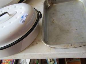 lot 258 image: white roaster with lid- aluminum baking pan