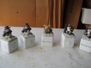lot 261 image: Christmas candles with lids qty 5 new