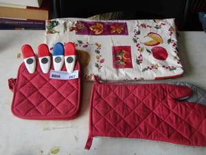 lot 267 image: table cloth - oven mittens, hot pot holder, chip clips