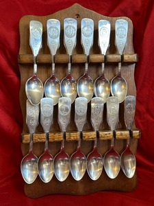 lot 51 image: 13 Colonies Spoon set