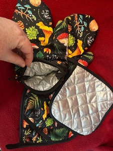 lot 112 image: Insulated nature theme potholders